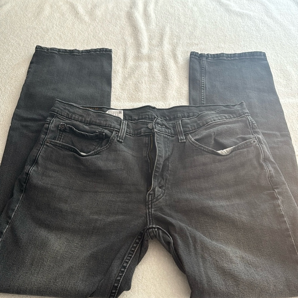 Men’s Levi Jeans 514. W: 34 L: 32. Straight Cut.